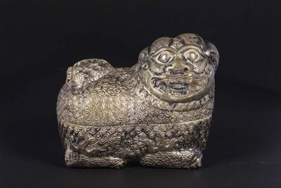 Figura di Cane di Pho in Metallo Sbalzato con All’interno Lucerna, Tibet, XIX Secolo