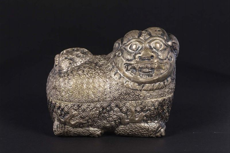 An embossed metal figure of Pho dog with an oil lamp inside, Tibet, 19th century  - Auction Chinese Works of Art - Cambi Casa d'Aste