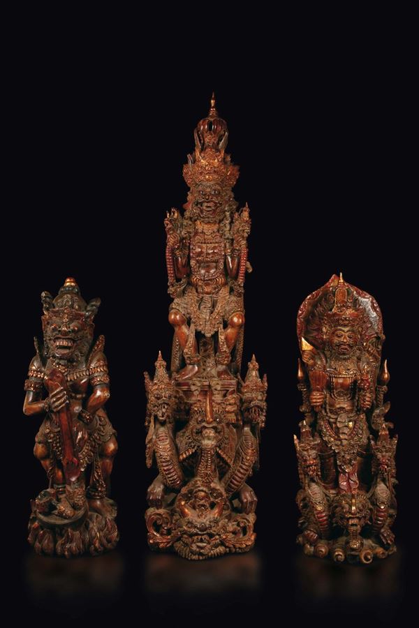 Tre figure di guardiani scolpite in legno, Indonesia, XIX secolo