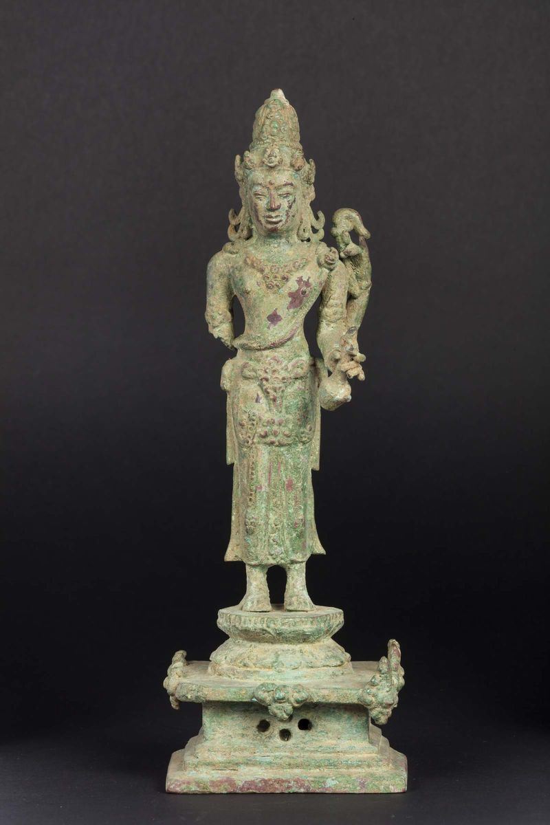 Figura di Buddha eretto in bronzo, XX secolo  - Asta Chinese Works of Art - Cambi Casa d'Aste