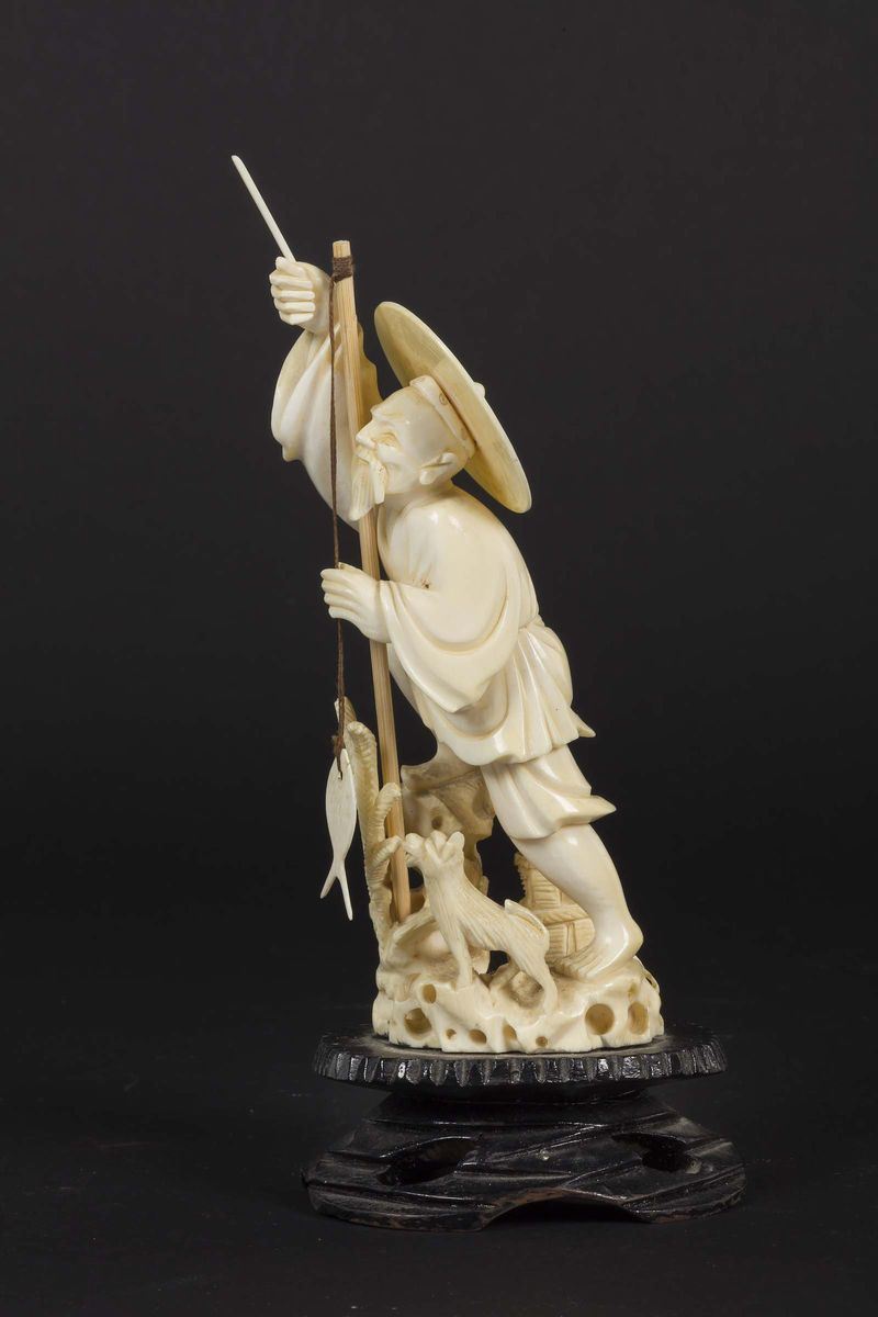 Figura di pescatore scolpito in avorio, Cina, inizio XX secolo  - Asta Chinese Works of Art - Cambi Casa d'Aste
