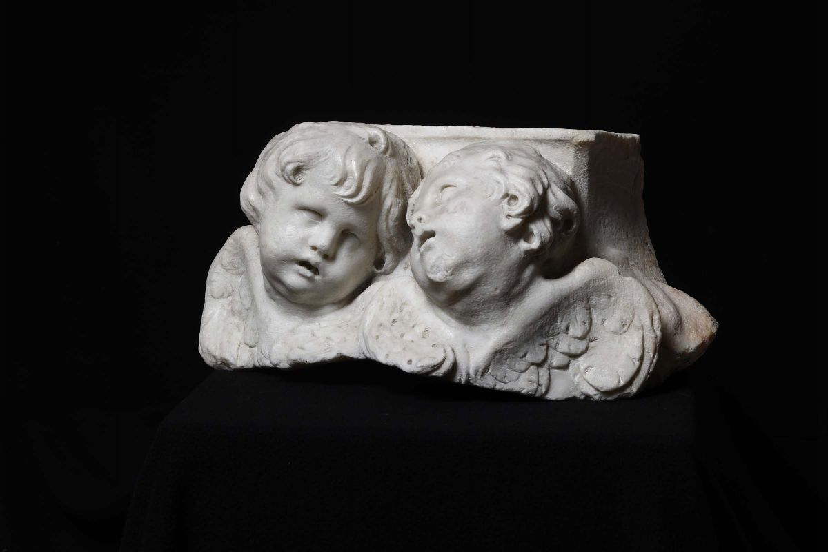Coppia di Cherubini in Marmo Bianco Scolpito. Arte Barocca Italiana del XVII Secolo
