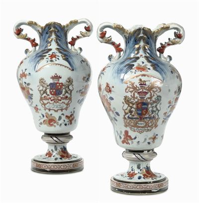 Coppia di Vasi in Porcellana con Stemmi Nobiliari Inglesi, Cina, XIX Secolo