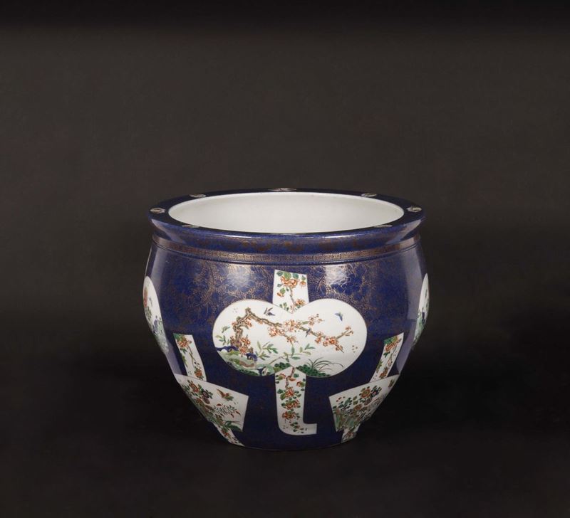 A Famille-Verte cachepot with naturalistic decoration within reserves, China, Qing Dynasty, 19th century  - Auction Chinese Works of Art - Cambi Casa d'Aste