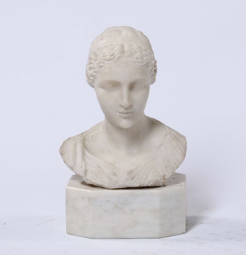 Busto femminile in marmo bianco, XIX secolo  - Auction Asta a Tempo antiquariato - II - Cambi Casa d'Aste
