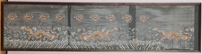 Tessuto in seta ricamata a fondo blu con draghi in filo d'oro, Cina, Dinastia Qing, XIX secolo  - Asta Asta a tempo Arte Orientale - Cambi Casa d'Aste