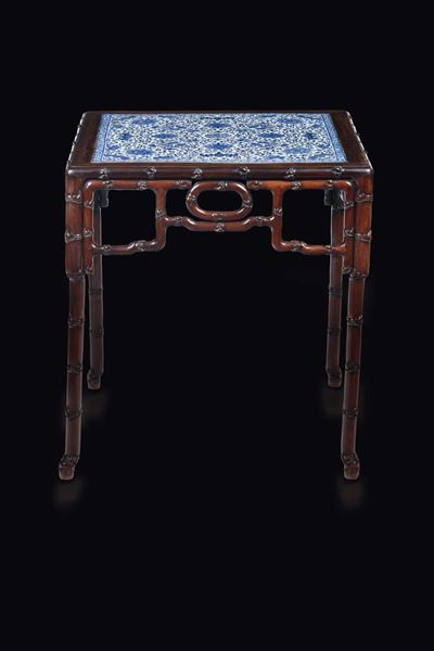 Raro Tavolino in Legno con Placca in Porcellana Bianca e Blu Raffigurante Pesci, Pesche e Pipistr...