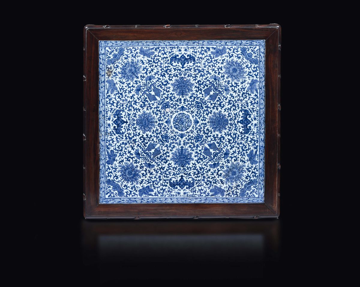 Raro Tavolino in Legno con Placca in Porcellana Bianca e Blu Raffigurante Pesci, Pesche e Pipistr...