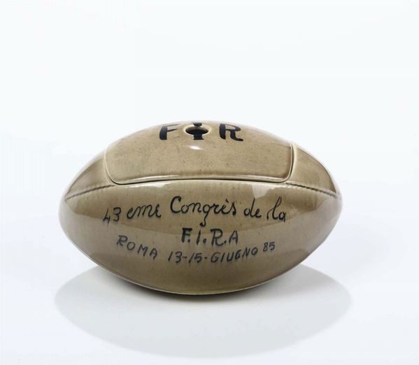 Anonimo, XX secolo Scatola a foggia di pallone da rugby