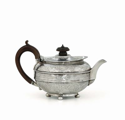 Teiera in Argento Sterling Fuso, Sbalzato e Cesellato, Londra 1807, Argentiere John Emes.
