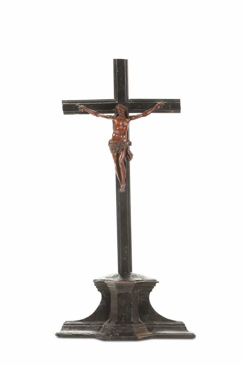 Cristo Vivo in Bosso su Croce in Legno Ebanizzato. Scultore Barocco del XVII Secolo