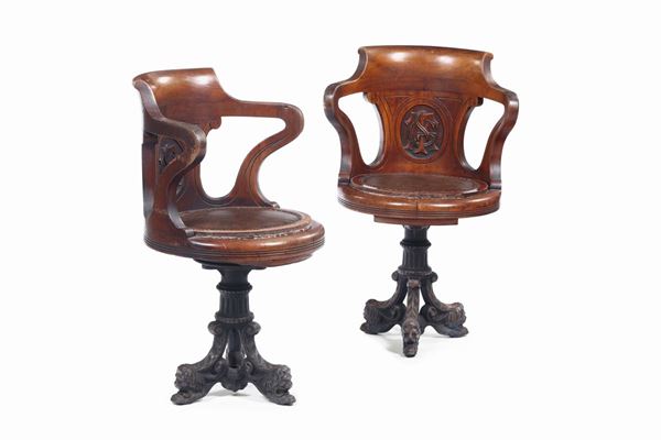 Coppia di sedie in legno intagliato e base in ghisa