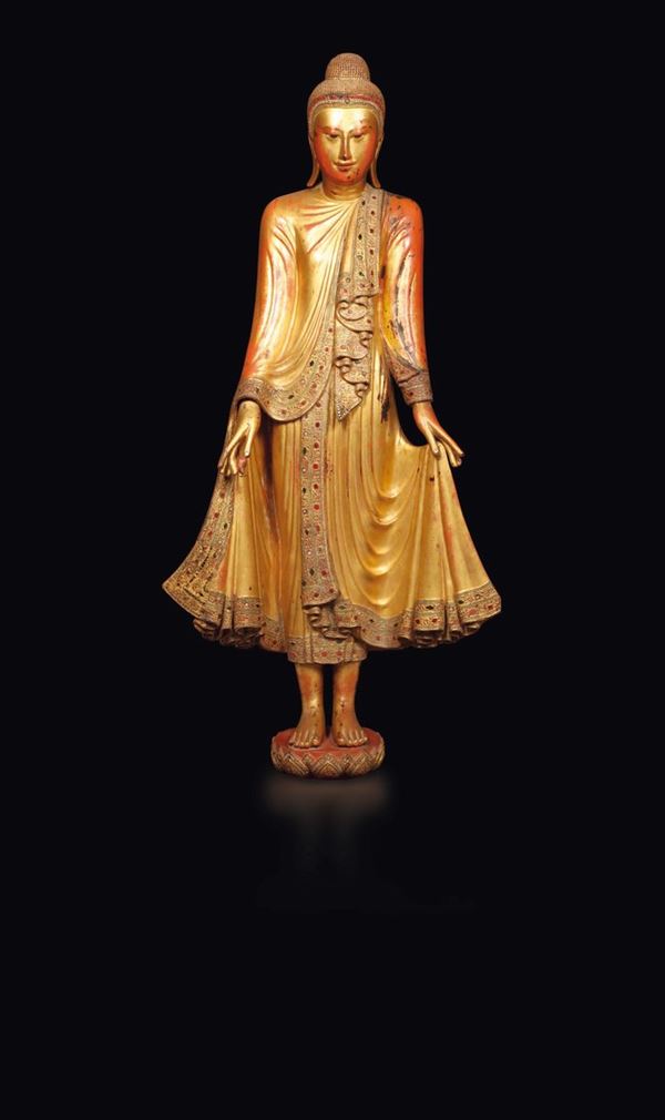 Figura di Buddha in legno laccato e dorato in oro zecchino con innesti di vetrini colorati, Thailandia, XIX secolo