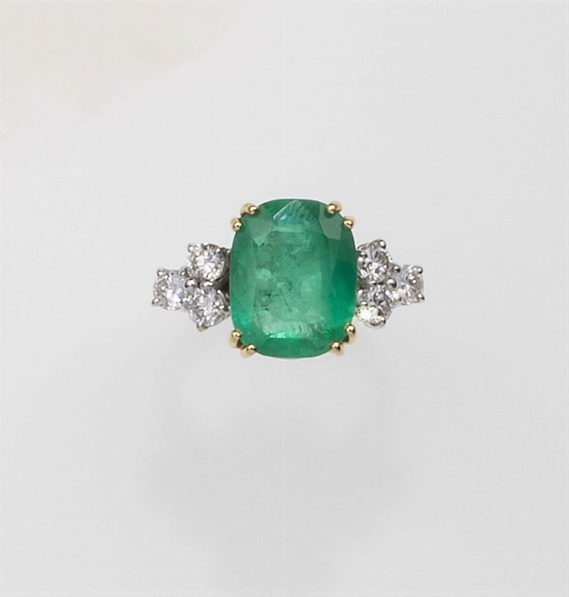 Anello con smeraldo di ct 8,50 circa e diamanti a lato  - Asta Fine Jewels - Cambi Casa d'Aste