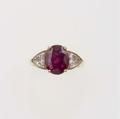 Anello con Rubino Thailandia di Ct 2,50 Circa e Due Diamanti