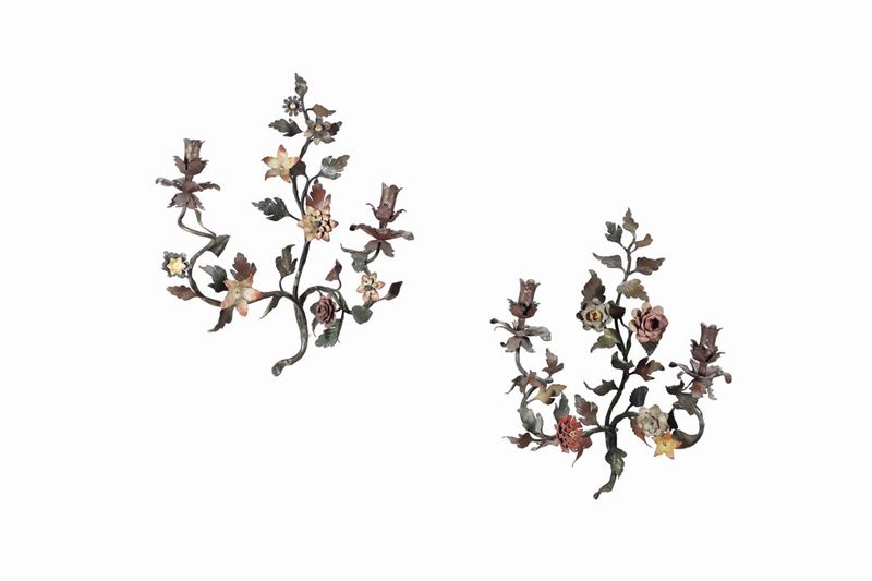 Coppia di appliques a due luci in ferro e lamierino dipinti in policromia in stile settecentesco, Piemonte, XIX secolo  - Asta Asta a Tempo antiquariato - II - Cambi Casa d'Aste