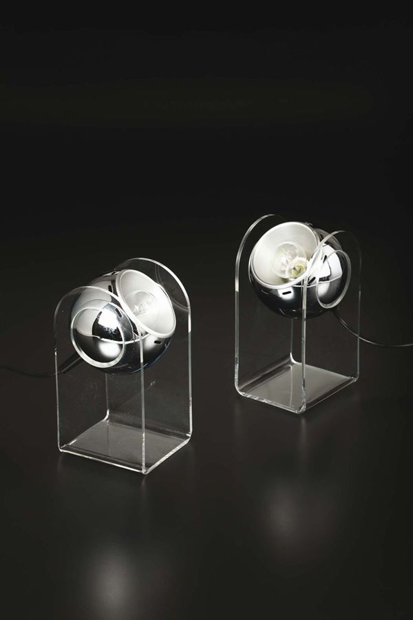 Coppia di lampade da tavolo con struttura in plexiglass e metallo cromato