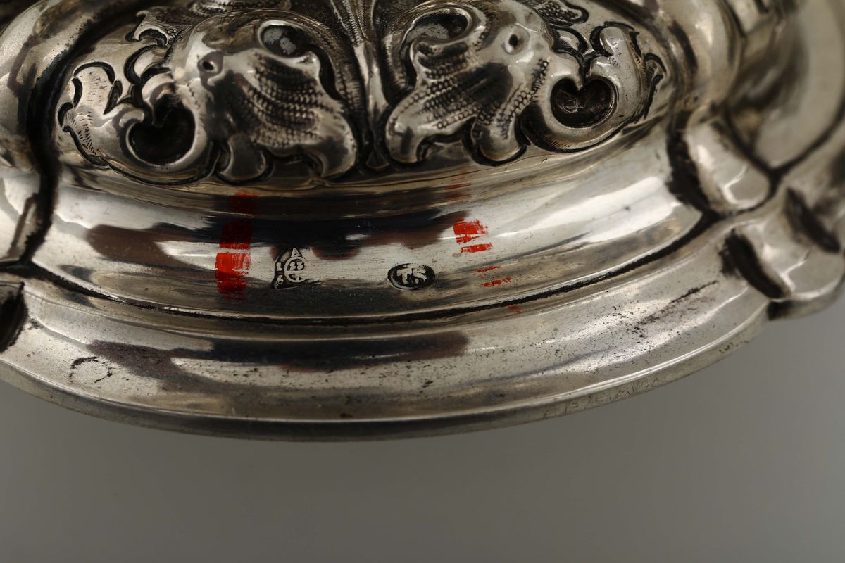 Coppa con Coperchio in Argento Fuso, Sbalzato e Cesellato, Vienna 1863, Argentiere T.s.