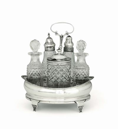 Cruet in Argento Fuso, Sbalzato e Cesellato. Contenitori in Vetro Molato. Londra 1810?