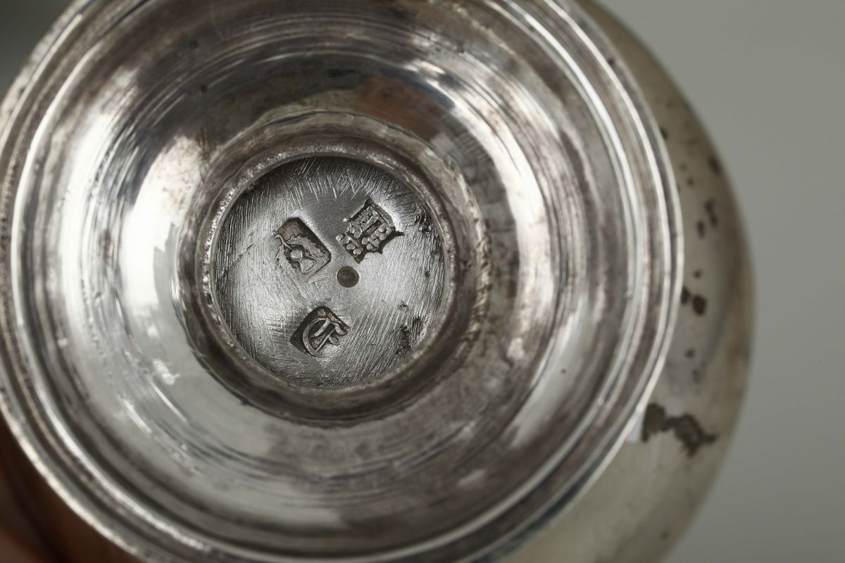 Cruet in Argento Sterling Fuso, Sbalzato, Cesellato, Traforato e Vetro Molato. Londra 1752. Argen...