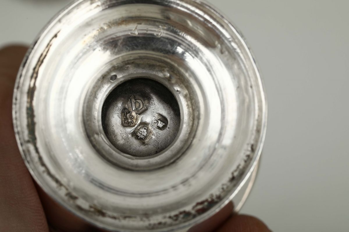 Cruet in Argento Sterling Fuso, Sbalzato, Cesellato, Traforato e Vetro Molato. Londra 1752. Argen...