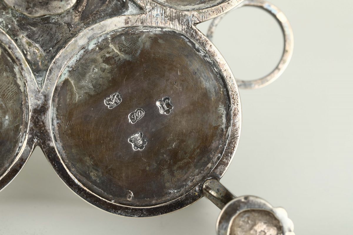 Cruet in Argento Sterling Fuso, Sbalzato, Cesellato, Traforato e Vetro Molato. Londra 1752. Argen...