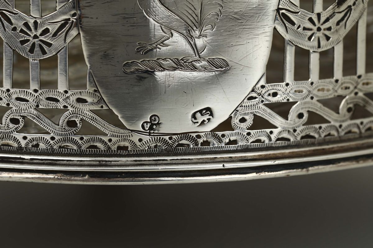Cruet in Argento Sterling Fuso, Sbalzato, Traforato e Cesellato. Londra 1781, Argentiere Charles ...