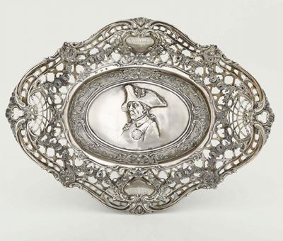 Vassoio Centrotavola in Argento Fuso, Sbalzato, Traforato e Cesellato, Probabilmente Germania, XI...