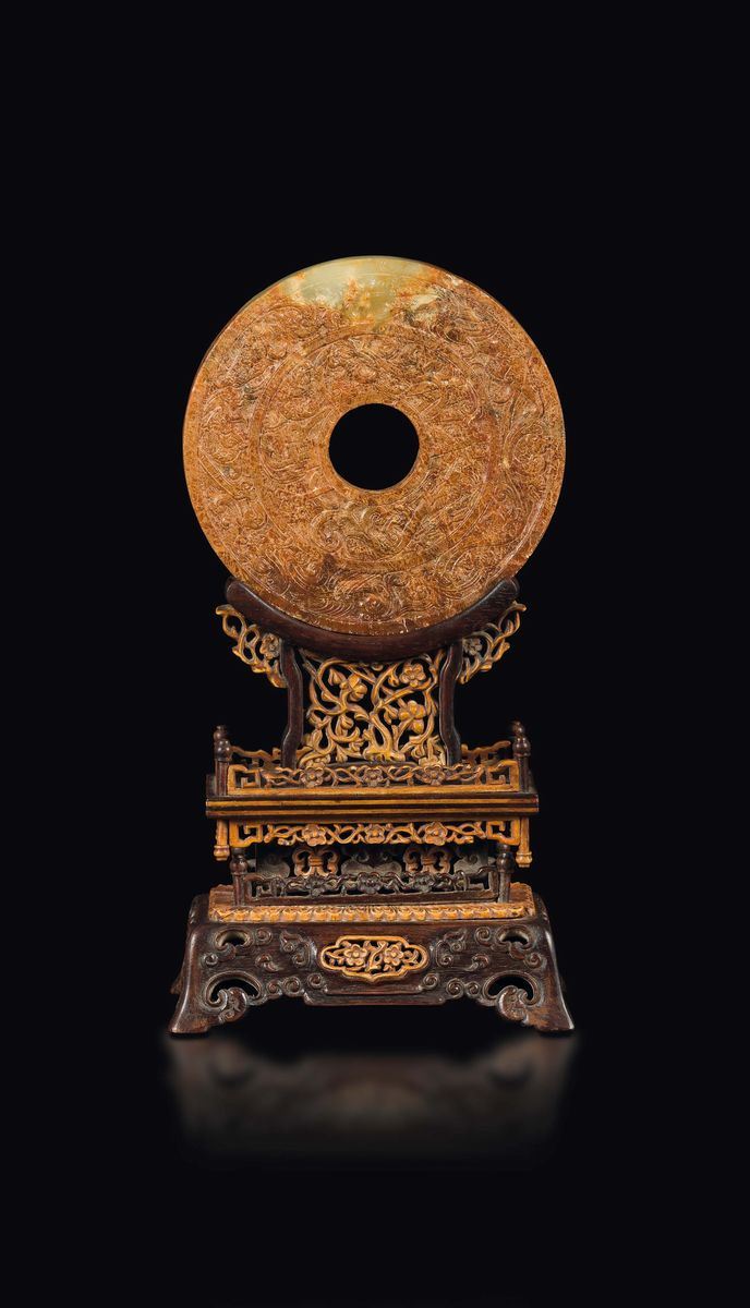 A rare white and russet jade Bi disk, finely carved with a Qing homu wood stand, China, Western Han Dynasty (206 BC-26 AD)  - Auction Fine Chinese Works of Art - I - Cambi Casa d'Aste