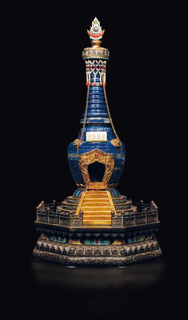 Grande stupa in lapis con placca in giada bianca con iscrizioni con profili in bronzo dorato ed innesti di pietre dure sopra stand in legno di zitan con dettagli cloisonné, Cina, inizio XX secolo