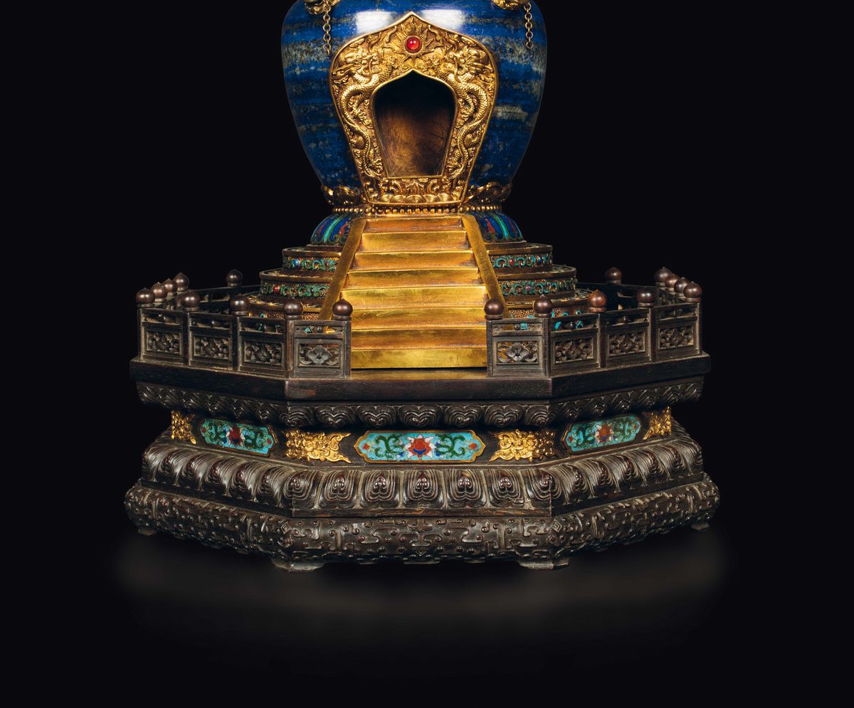 Grande Stupa in Lapis con Placca in Giada Bianca con Iscrizioni con Profili in Bronzo Dorato ed I...