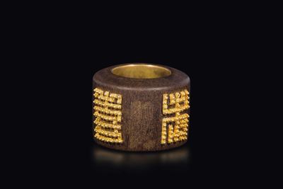 Anello D'arciere in Legno Profumato e Profili in Oro, Cina, Dinastia Qing, XIX Secolo