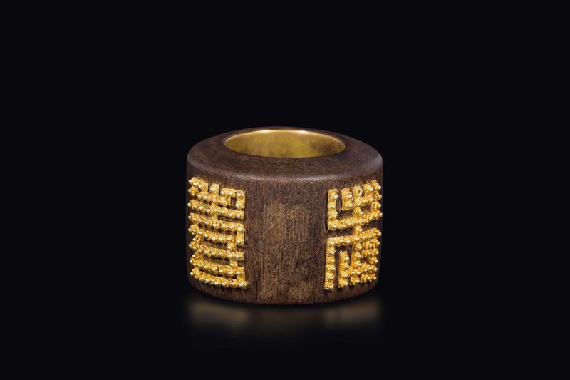 A wooden archer ring with golden details, China, Qing Dynasty, 19th century  - Auction Fine Chinese Works of Art - Cambi Casa d'Aste