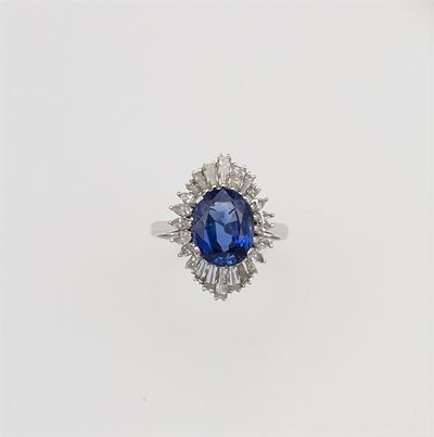 Anello con Zaffiro Sri Lanka di Ct 4,96 e Diamanti a Contorno