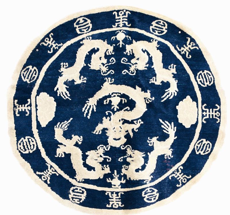 Raro tappeto cinese tondo, seconda meta XIX secolo  - Asta Tappeti Antichi - Cambi Casa d'Aste
