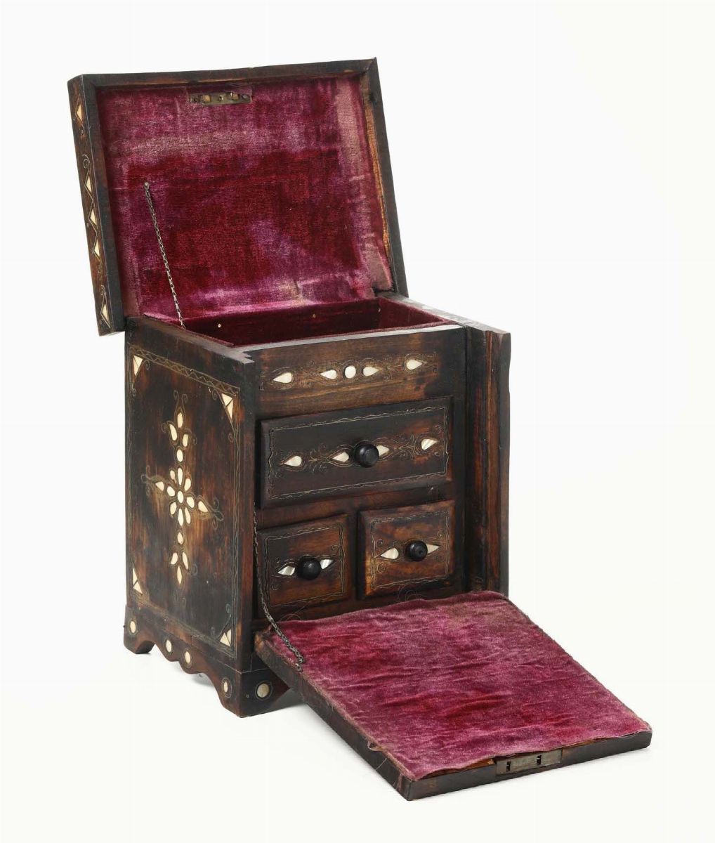 Scrigno in Legno Intarsiato in Madreperla, XIX Secolo