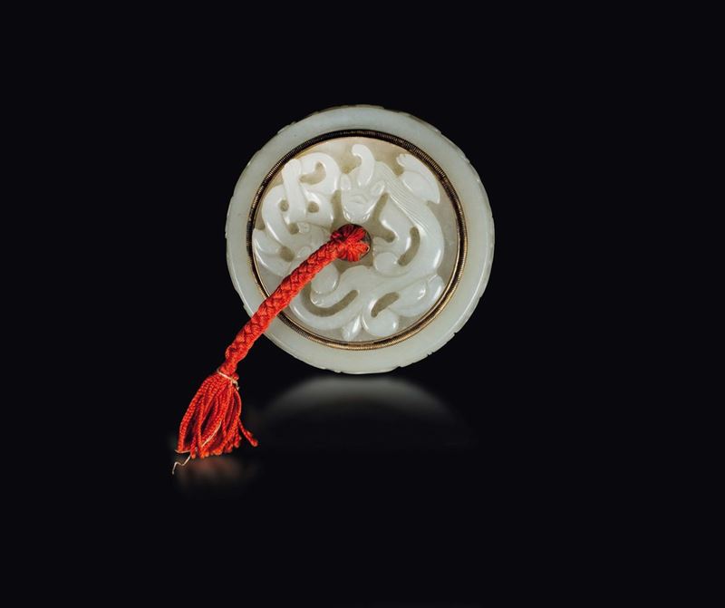 Specchio con coperchio scolpito in giada bianca con draghetto a rilievo, Cina, Dinastia Qing, XVIII secolo  - Asta Fine Chinese Works of Art - Cambi Casa d'Aste