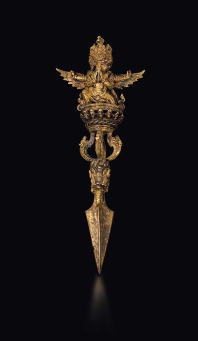 Pugnale Rituale Phurba in Bronzo Dorato con in Cima Divinità Alata, Tibet, XIX Secolo
