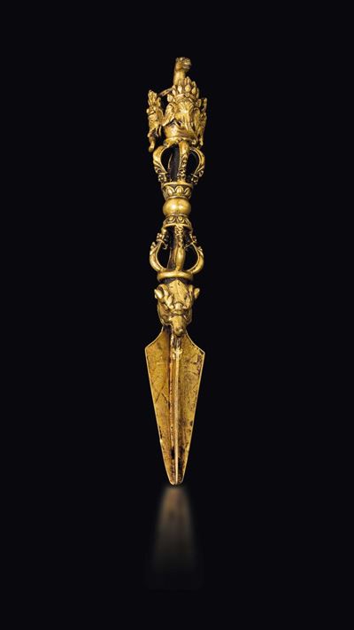 Pugnale Rituale Phurba in Bronzo Dorato Sormontato da Divinità a Testa di Elefante, Tibet, XIX Se...