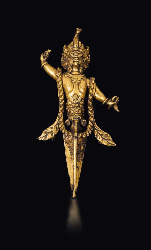 Pugnale rituale phurba in bronzo dorato con busto di divinità a tre teste, Tibet, XIX secolo