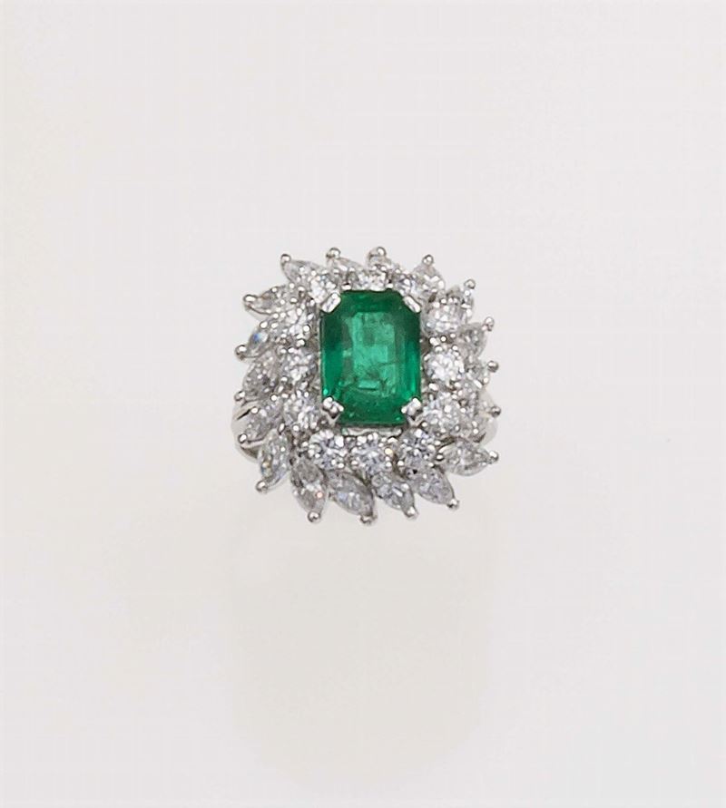 Anello con smeraldo di ct 2,20 circa e diamanti taglio brillante e taglio navette a contorno  - Asta Fine Jewels - Cambi Casa d'Aste