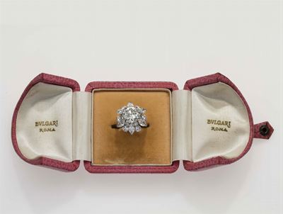 Bulgari. Anello con Diamante Taglio Brillante di Ct 4,74 e Diamanti a Contorno