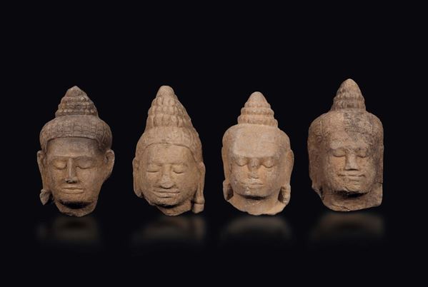 Lotto di quattro teste di Buddha in pietra, Khmer, XIII secolo