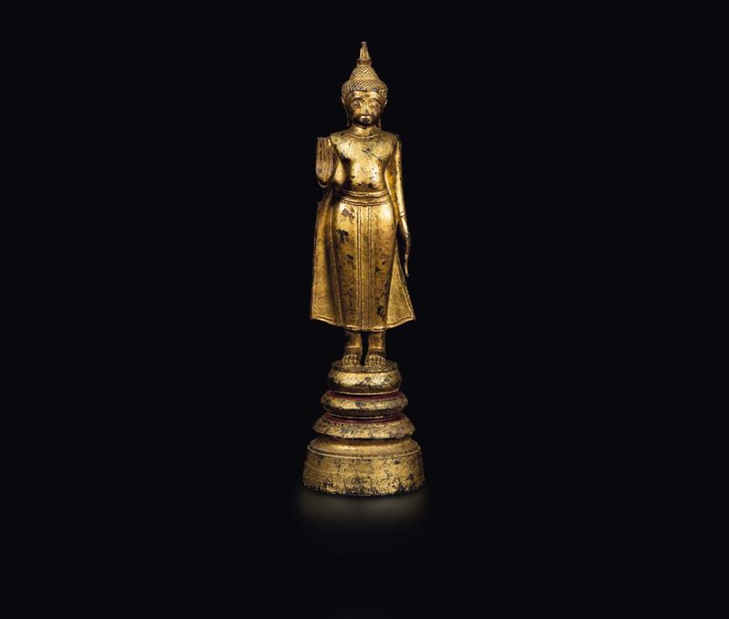 Figura di Buddha eretto in legno dorato, Thailandia, XIX secolo  - Asta Fine Chinese Works of Art - Cambi Casa d'Aste