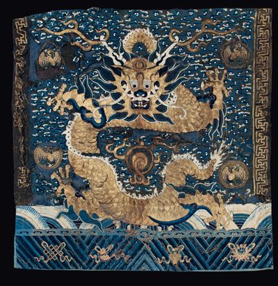 Tessuto in Seta a Fondo Blu Ricamata con Dragone in Filo D'oro, Cina, Dinastia Qing, XIX Secolo