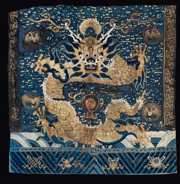 Tessuto in seta a fondo blu ricamata con dragone in filo d'oro, Cina, Dinastia Qing, XIX secolo