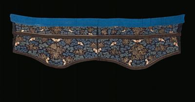 Tessuto in Seta a Fondo Blu Ricamata con Filo D'oro Raffigurante Pipistrelli, Cina, Dinastia Qing...