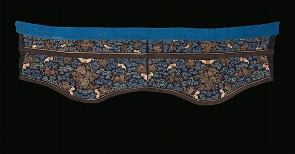Tessuto in seta a fondo blu ricamata con filo d'oro raffigurante pipistrelli, Cina, Dinastia Qing, XVIII secolo