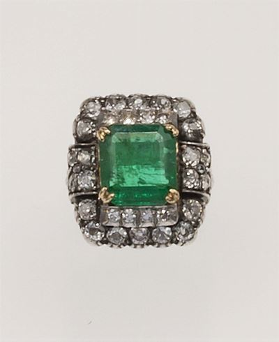 Anello con Smeraldo Brasile di Ct 3,40 Circa, Diamanti di Vecchio Taglio a Contorno