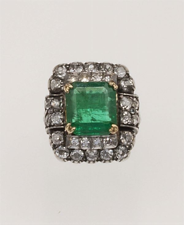 Anello con smeraldo Brasile di ct 3,40 circa, diamanti di vecchio taglio a contorno